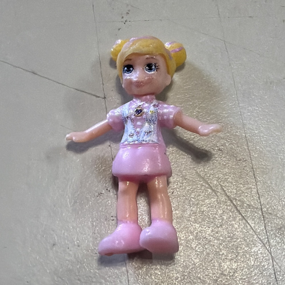 Micro Polly Pocket Figure